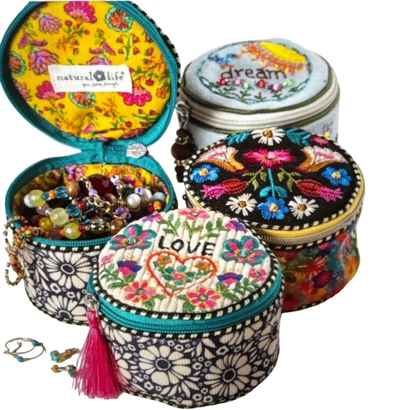 Natural Life Embroidered Jewelry Case - Picture 9 of 9